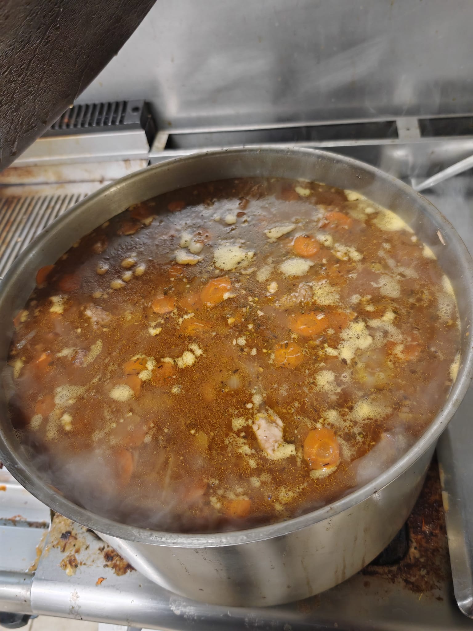 Pot-au-feu mijotant en cuisine