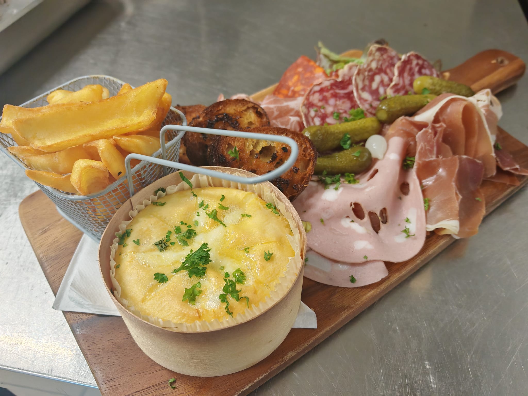 Planche charcuterie fromage frites maison