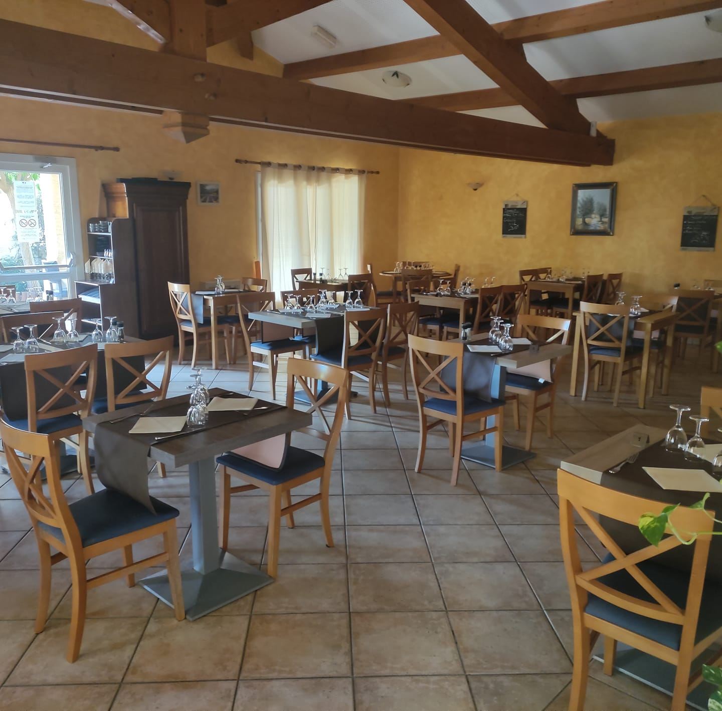 Salle du restaurant avec tables dressees