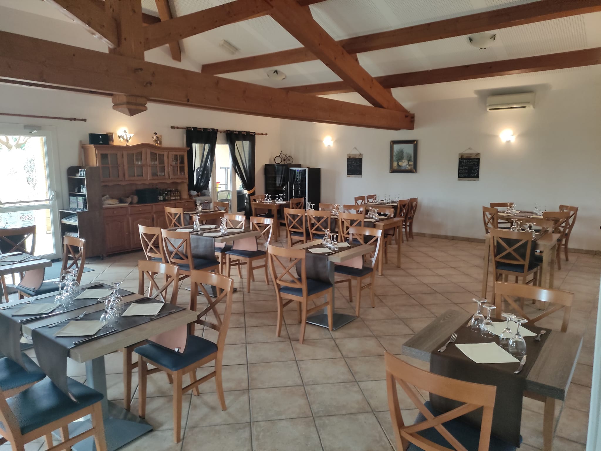Tables dressées dans la salle du restaurant L'Ayguillette